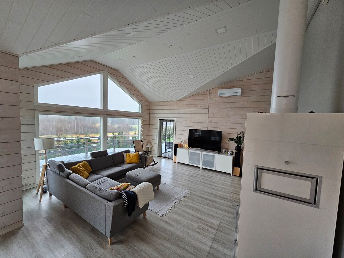 Woonkamer met grote schilderachtige ramen - spot een hert van het veld!