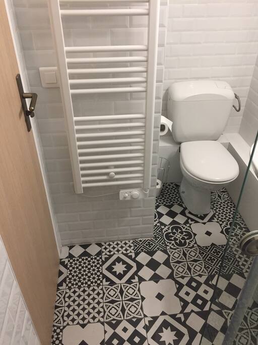 Salle de bain entièrement refaite à neuf avec carreaux de ciment noir et blanc