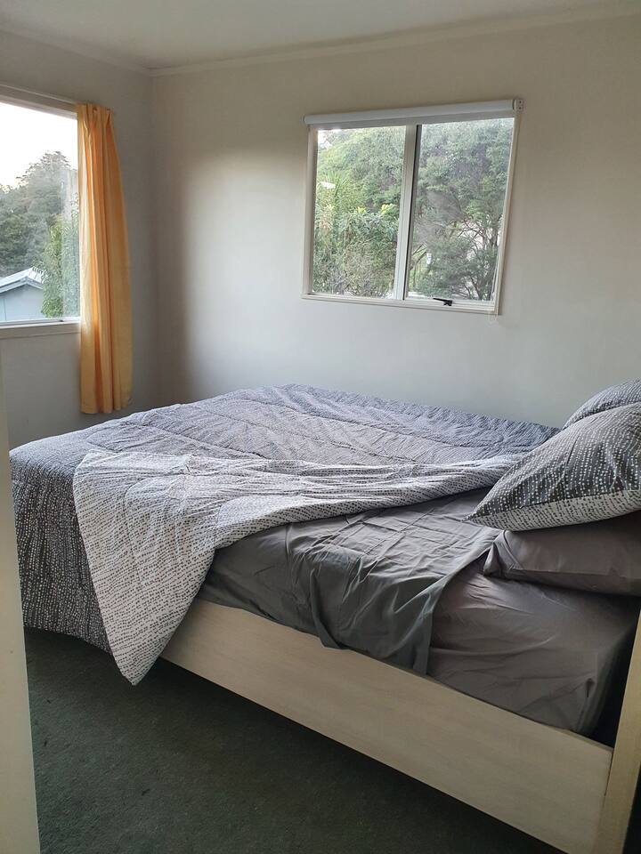 Მთავარი საძინებელი - 193 × 203 სმ ზომის საწოლი