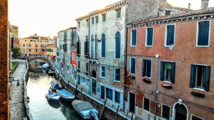 Apartment in Venice with canal view