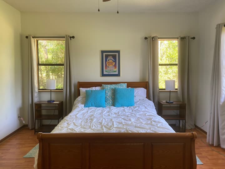 غرفة النوم الرئيسية ، سرير بحجم كبير مع الكثير من الضوء الطبيعي!