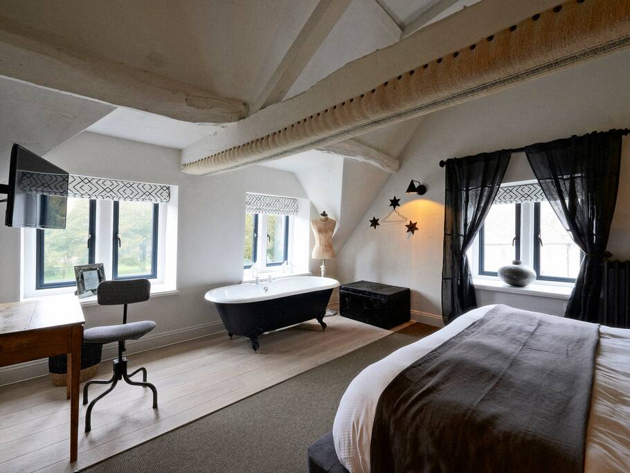 Large Double with bathtub in room 106