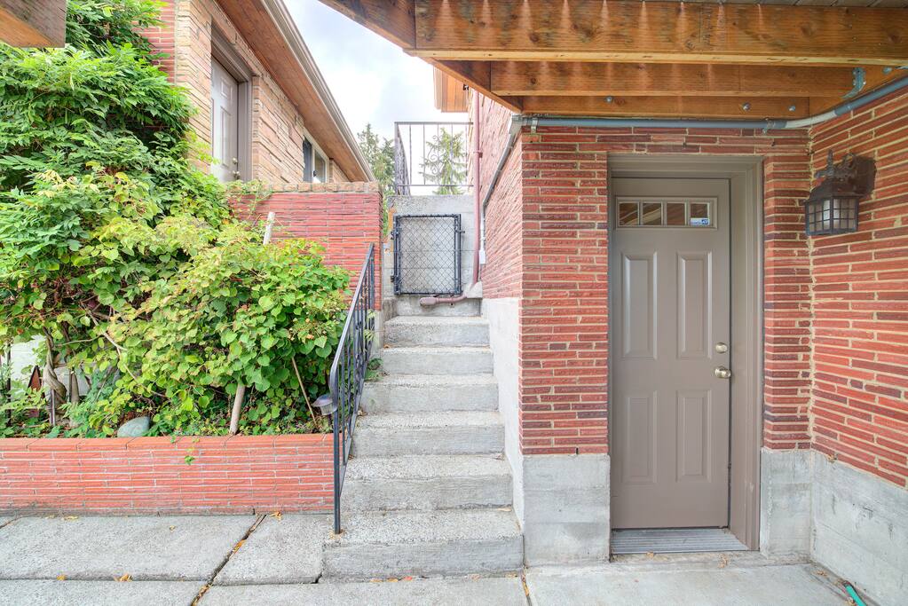 Separate lower floor entrance.