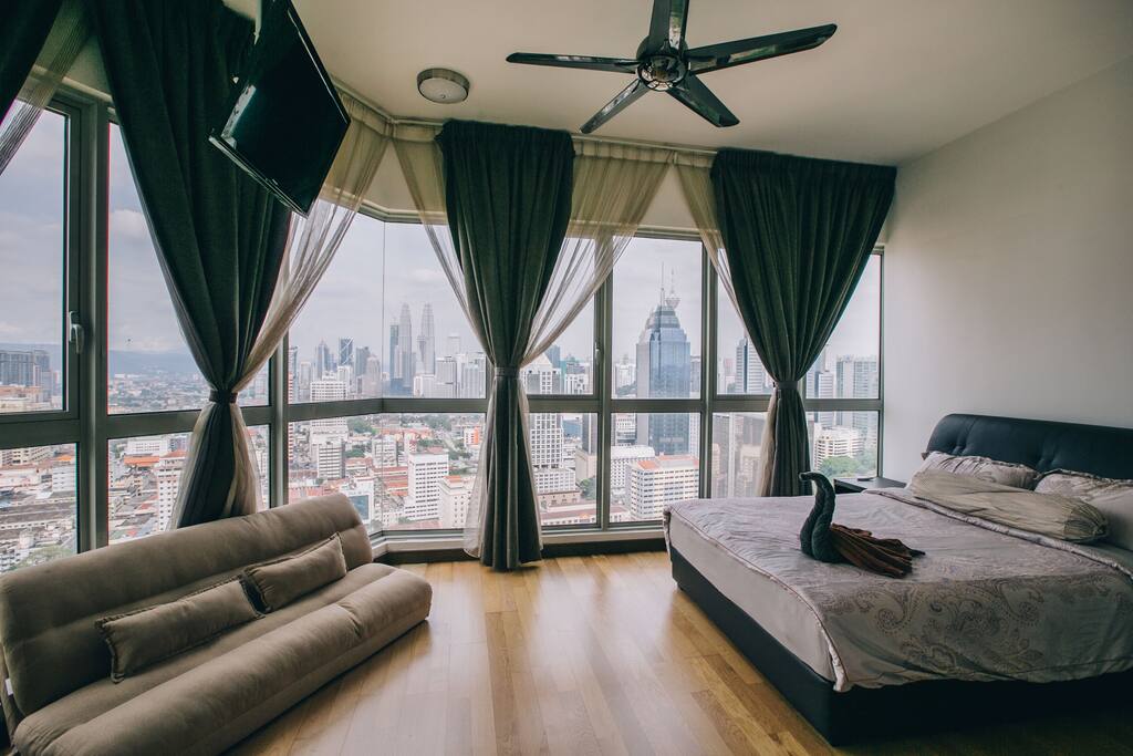 ***Spacious Master Room/ Queen Bed/ Sofa Bed***