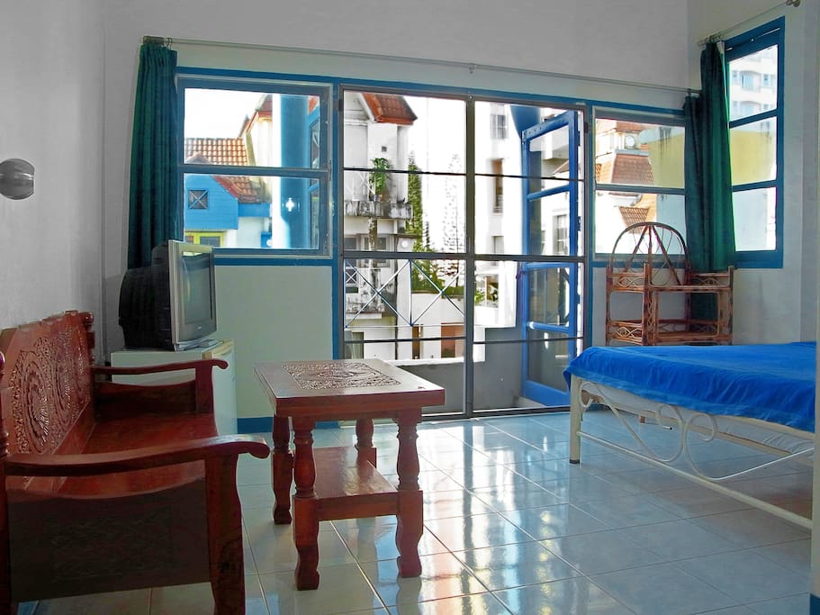 Comfort double room with fan, private bathroom, balcony, TV and fridge