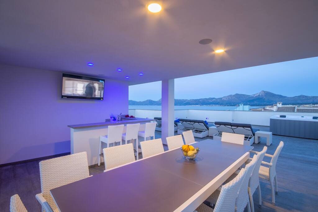 Roof covered terrace with large dinning table