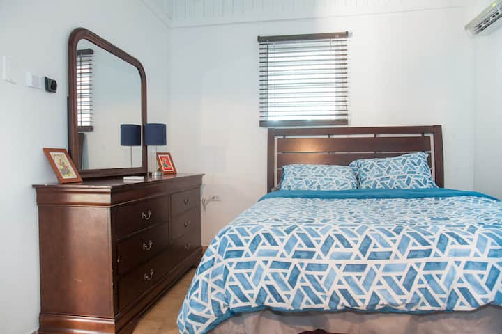 تحتوي غرفة نوم أويست الساطعة على نافذة مواجهة للماء. نحن نقدم سريرًا جديدًا بحجم كوين من أجل متعتك.