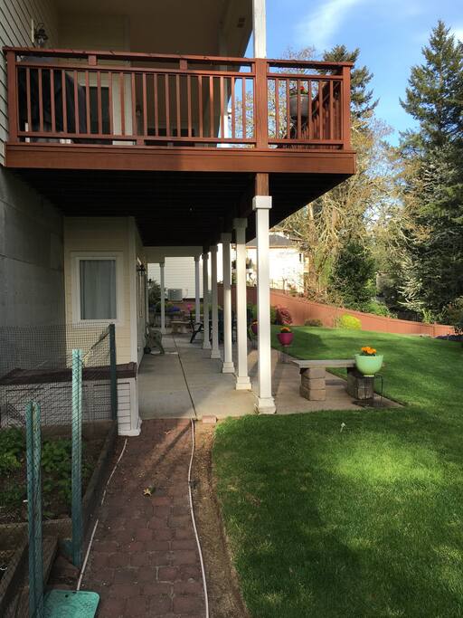 Separate entrance to the garden apartment