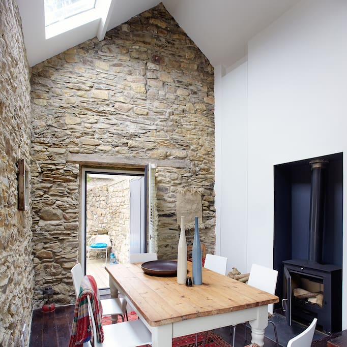 BALLILOGUE LOFT - EXQUISITE OPEN PLAN DINING SPACE WITH GREAT WOOD BURNING STOVE