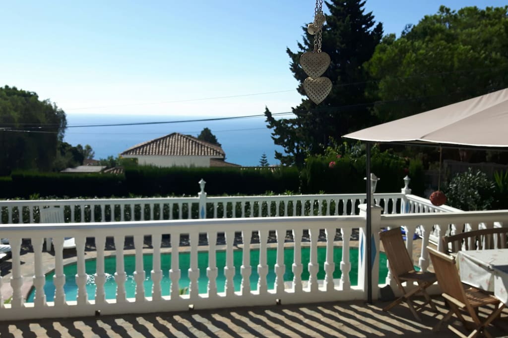 Meerblick von der Veranda mit Pool und zwei Terrassen