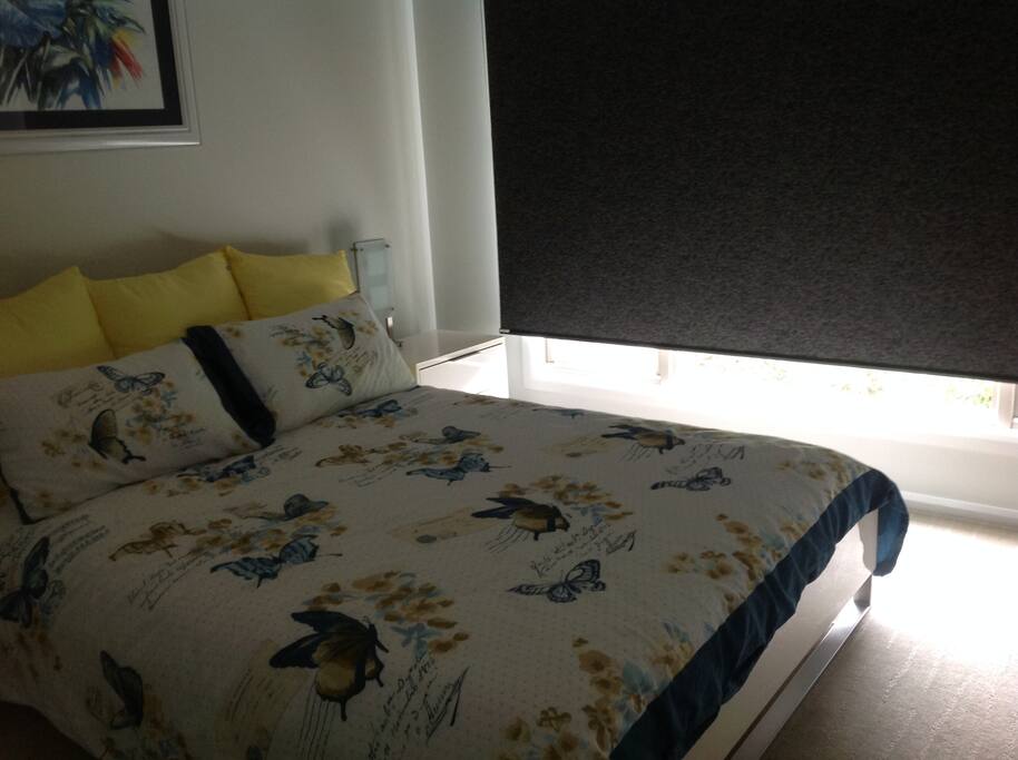 Queen bed in good size room. Views to garden. North facing.