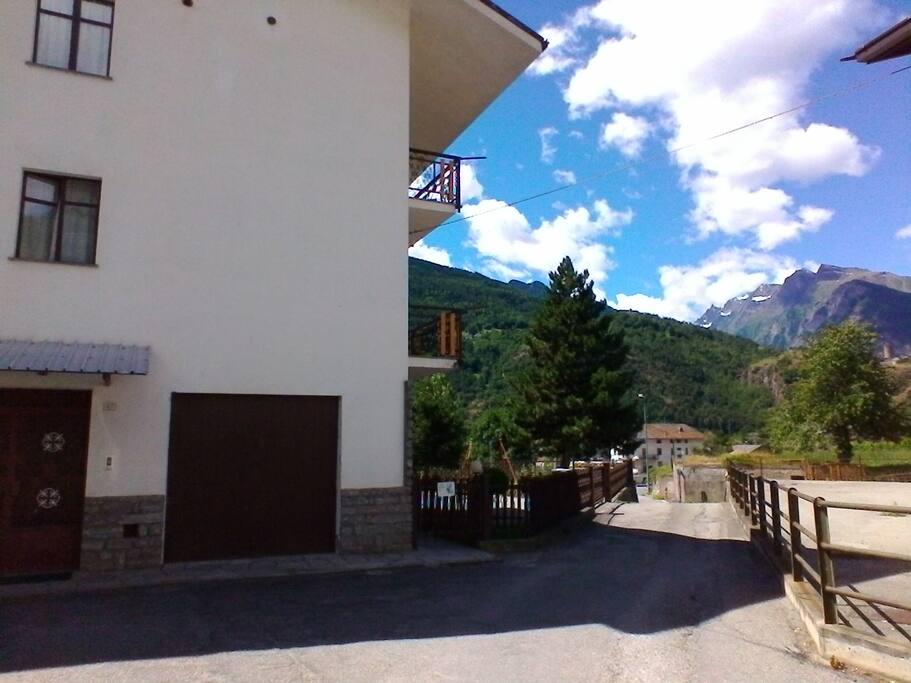 Ingresso e parcheggio