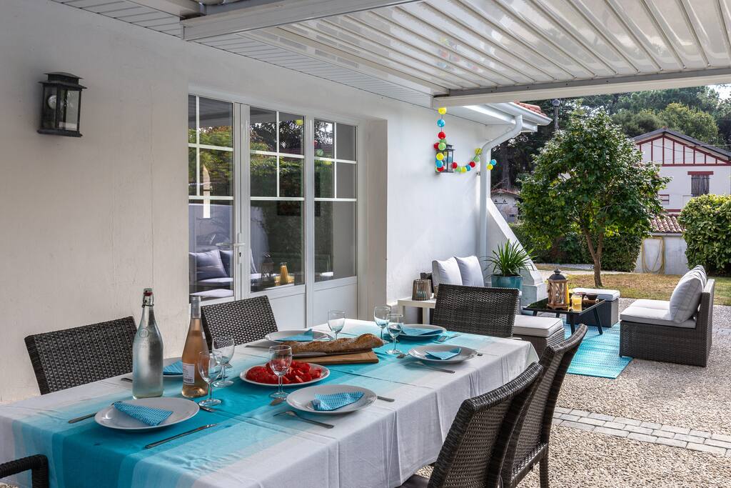 Terrasse sous la pergola
