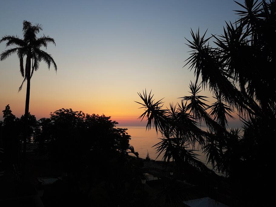 Vista mare e su villa Trabia dal balcone della camera matrimoniale foto 01