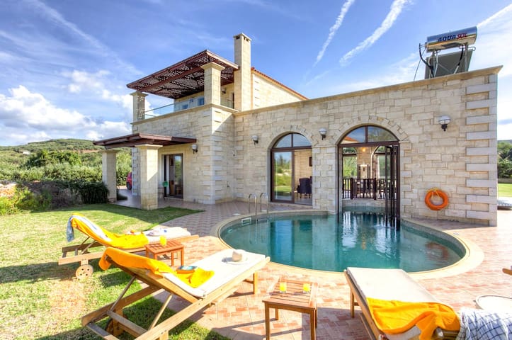 Villa Artemis, 2 BD, 2 BA, pool, 800m from sand!