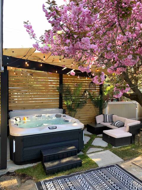 Spacious Retreat:4-Bedroom Home with Hot Tub/Sauna