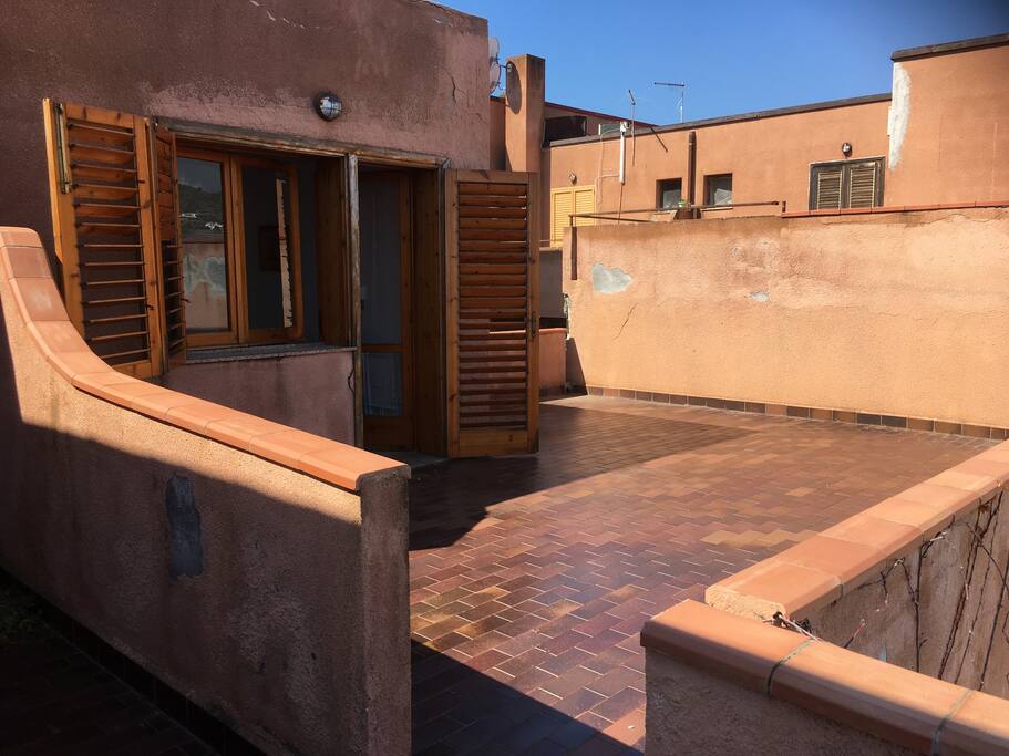 Ingresso appartamento e terrazza privata al primo piano