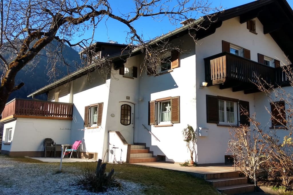 Das Haus vom Garten aus - alle Balkone und Terrassen gehören zur Ferienwohnung.
The house seen from the garden. The balcony and all the terraces belong to the appartment.