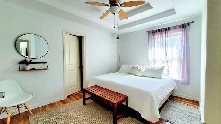 ทั้ง 3 ห้องนอนอยู่บนชั้นสอง  ห้องนอนใหญ่แสดงที่นี่มีห้องน้ำในตัวพร้อมตู้เสื้อผ้าแบบวอล์คอิน