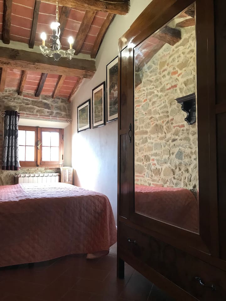 Habitación 3 "La Mora"; notable techo antiguo de doble inclinación en vigas de castaño y mezzan hecho a mano; muebles de época decorativos