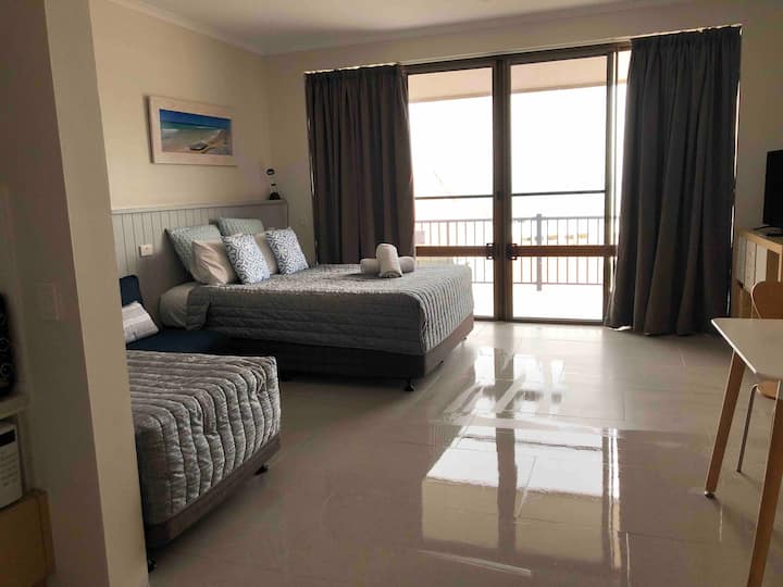 Airlie Beach Sea View Studio With Free Wifi - Whitsundays