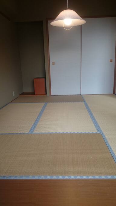 寝室は和室。押し入れに布団が4組ございます。こたつのご用意もあります。