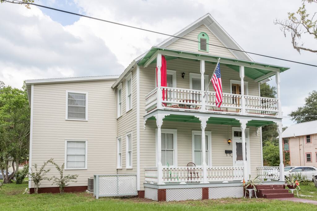 4 bedroom 2 bath upstairs of 1895 Victorian