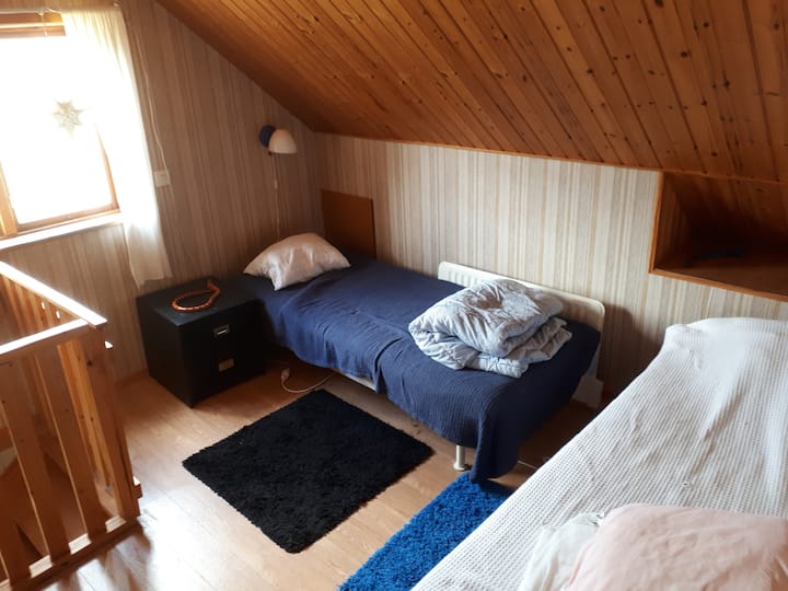 Dhoma e gjumit 3 në katin e dytë ka 2 krevate tek. Dhoma është e vogël.