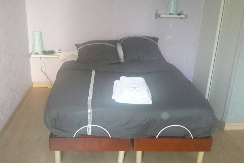 Un lit 2 places (largeur 140 cm)