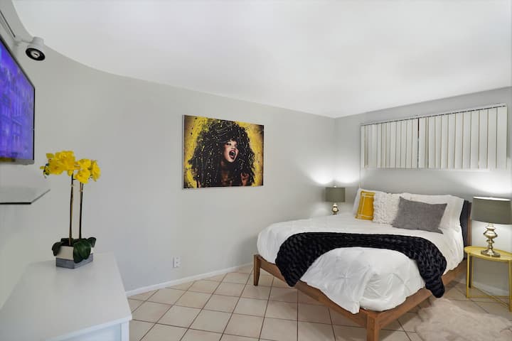 חדר שינה פנימי שלישי עם מיטת קווין סייז, טלוויזיה בסטרימינג Roku, ללא חלונות