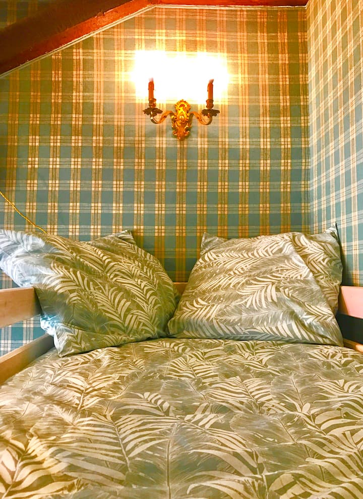 Jedno-miestna poschodová posteľ 
nová a pohodlná posteľná bielizeň 