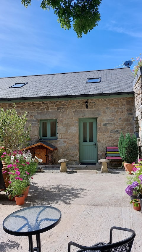 Wesley House Holidays -'QUIRKY TOO' in 4 acres