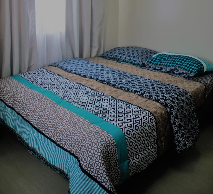 Separate bedroom with airconditioner. Queen size bed. Comfortable cotton sheets with pillows and blanket.