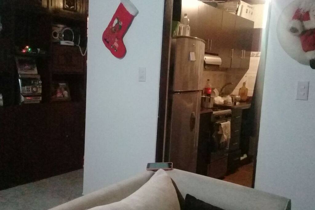 Cocina con acceso a nevera