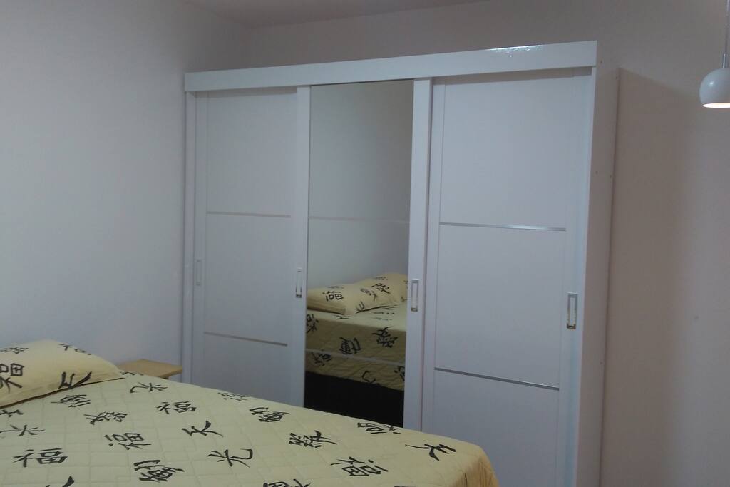 Quarto clean, espaçoso e confortável