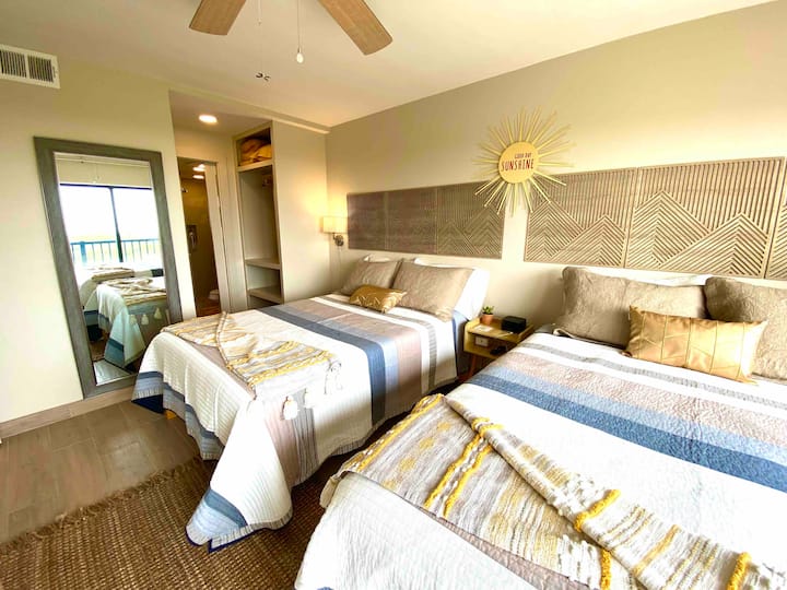 La chambre plus grande dispose d'une grande étagère ouverte qui comprend un espace pour suspendre quelques objets, et d'une salle de bain privée donnant sur une salle de bain plus petite.