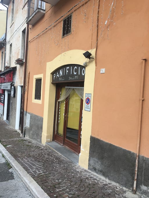 Panificio accanto al portone!