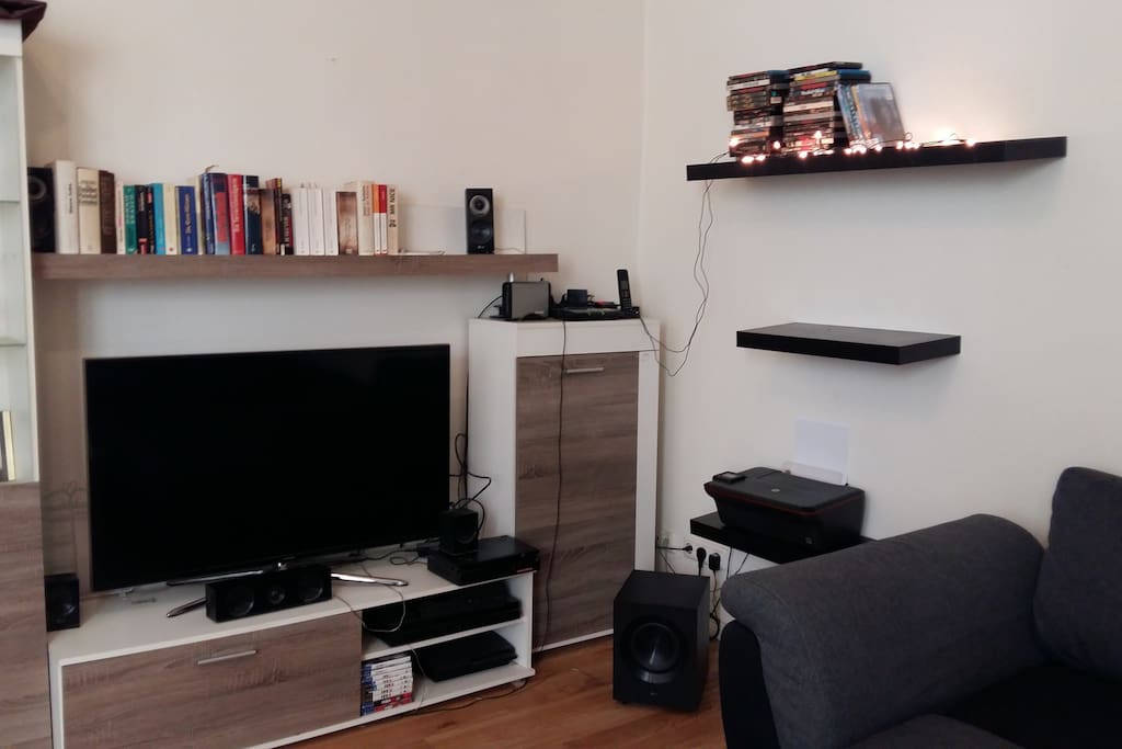 Flat TV, DVD, Blue Ray, Playstation 3,4 , Surroundsystem , WiFi