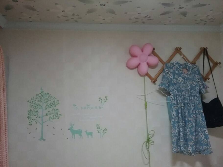게스트룸이에요. 보통 포인트 벽지를 벽에 하는데, 저희 집은 천정이 포인트에요.