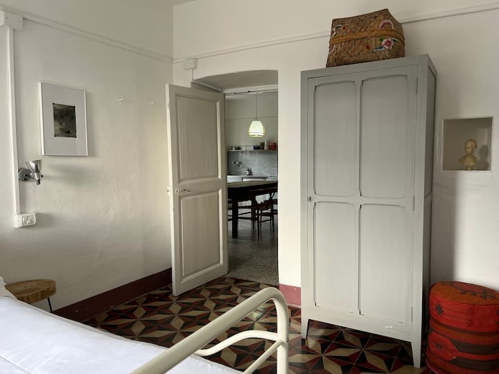 Apartmán s umelcami v spálni 