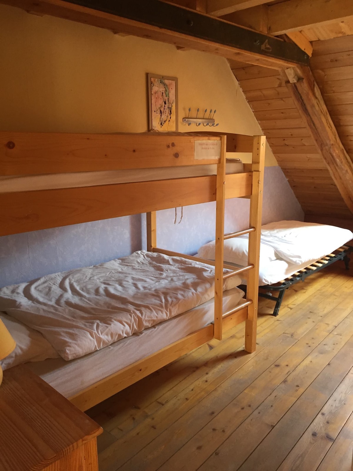 Chumba cha kulala chenye kitanda cha ghorofa na kitanda cha mtu mmoja