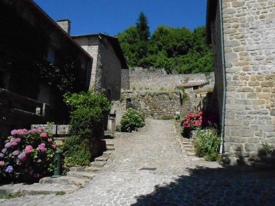 Notre village piottoresque Chalencon, classé de caractère, à 5 min à pied de la maison