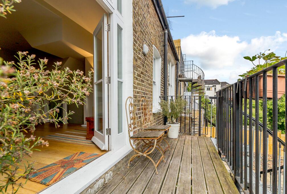 Balcony with 180 degree views over London
