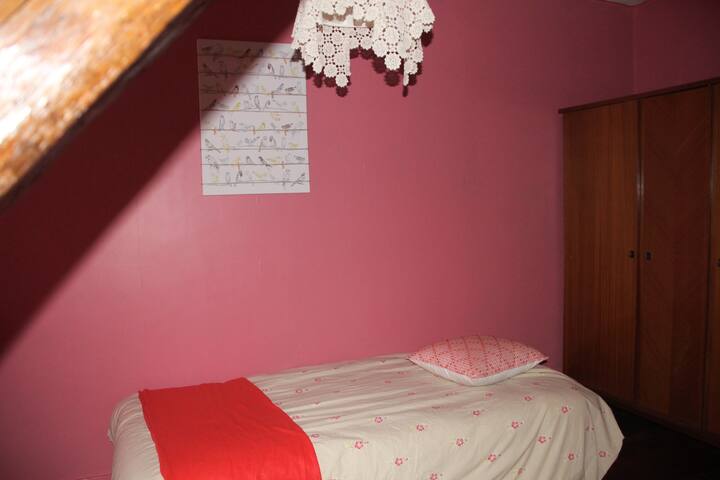 楼上带2张1米宽单人床的卧室 