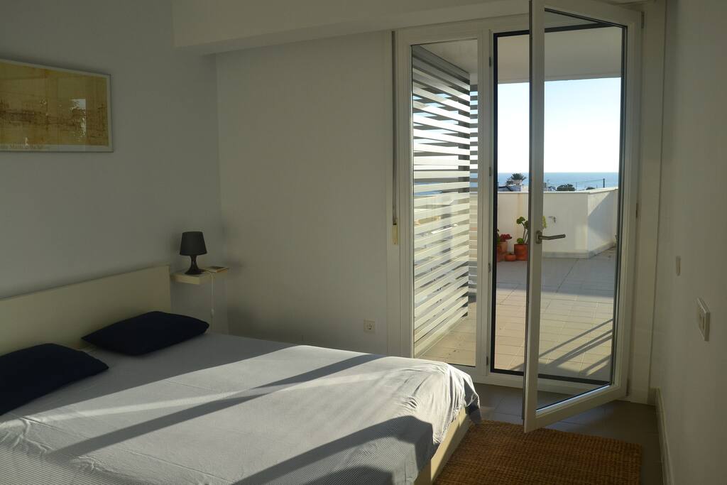 Habitación principal con salida a la terraza