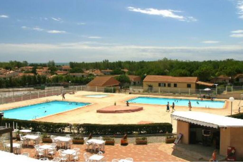 3 piscine, un bar , 4 terrain de tennis et une salle de ping-pong.