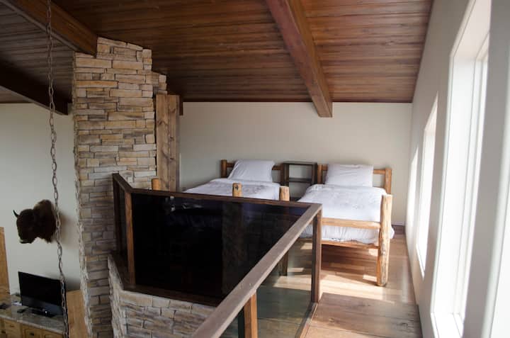 Në loft janë dy binjakë dhe një krevat dopio