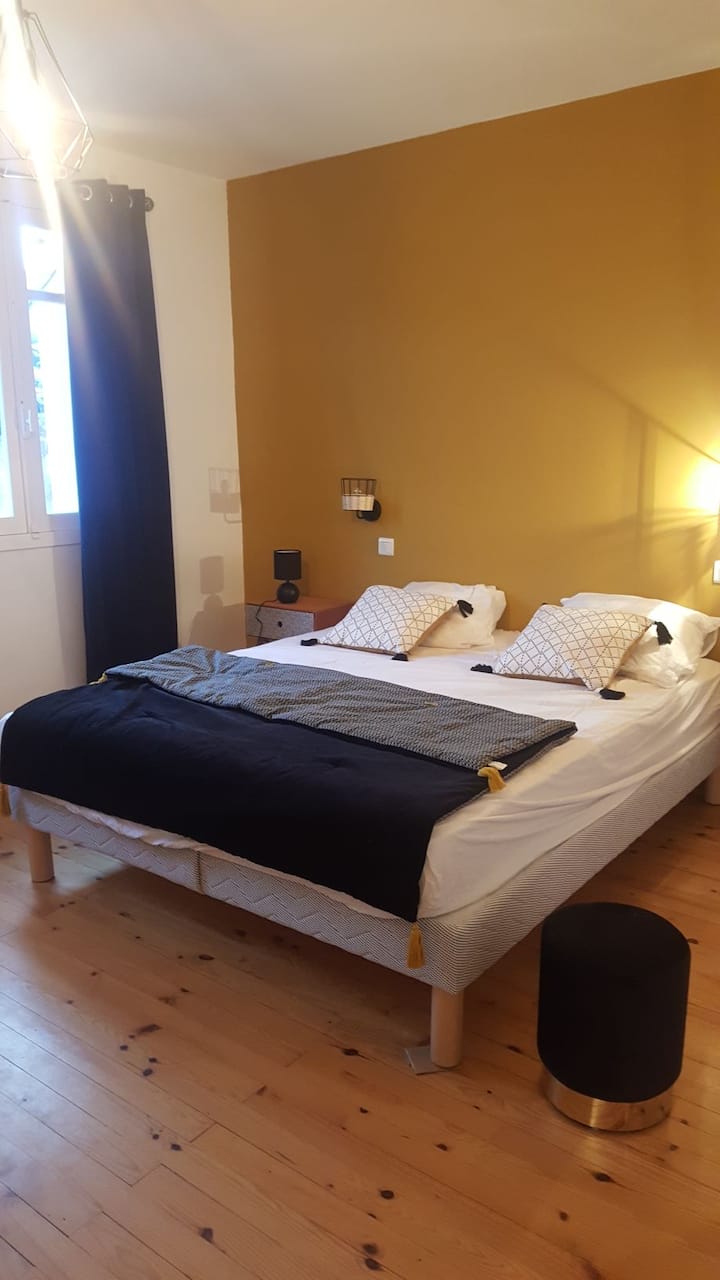 ห้องนอนที่ 1 ชั้นที่มีห้องน้ำและห้องสุขาทีวี 