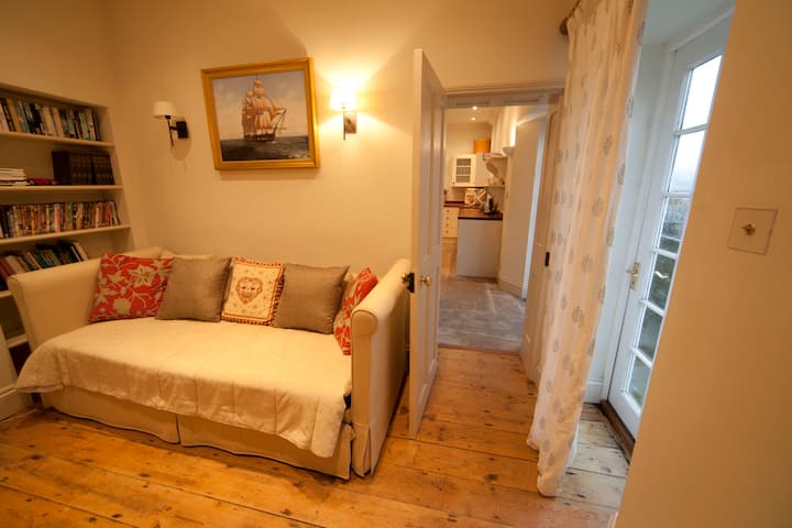 Ბიბლიოთეკა/სატელევიზიო ოთახი. ეს მეტი/ქვეშ დღის საწოლი შეიძლება შედგებოდეს ძილისთვის კიდევ 2