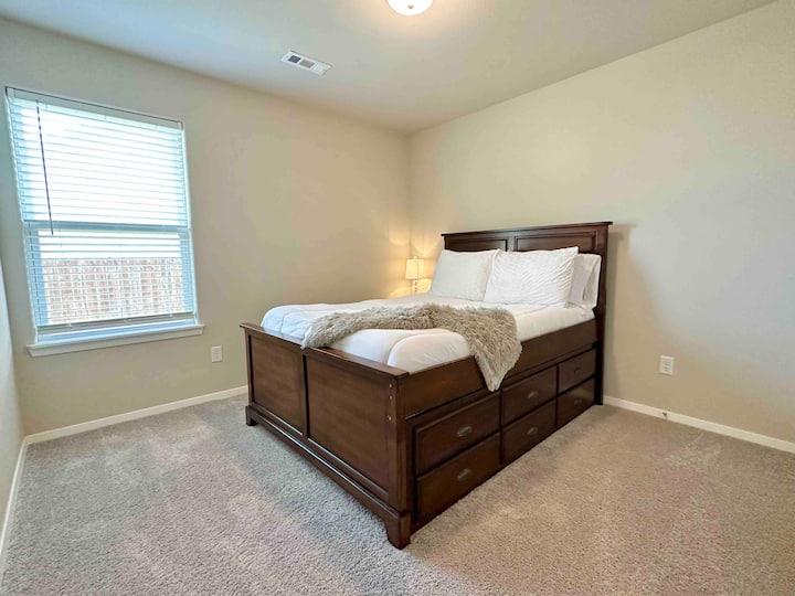 ¡Dormitorio del medio con una cama tamaño completo y una cama nido doble!